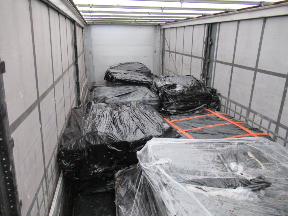 Odpady niebezpiecznych w postaci płyt azbestowo-cementowych znajdujące sie w naczepie samochodu ciężarowego