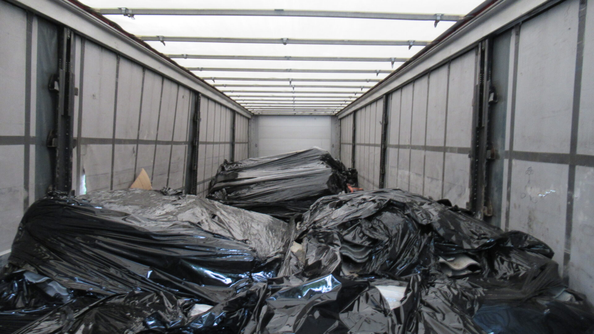 Odpady niebezpiecznych w postaci płyt azbestowo-cementowych znajdujące sie w naczepie samochodu ciężarowego