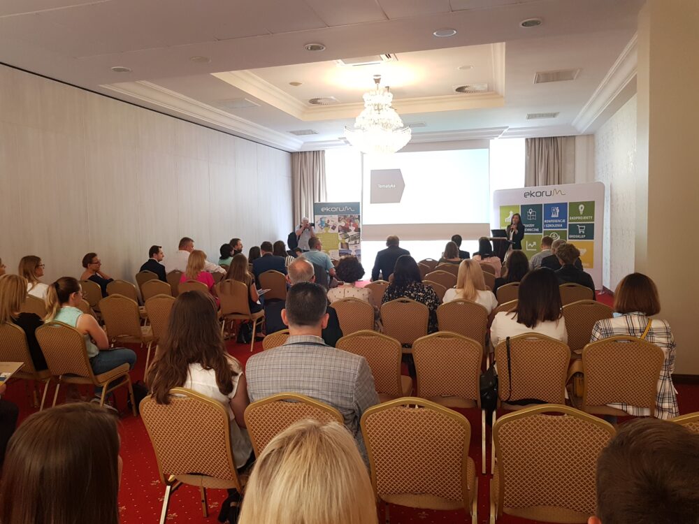 zgromadzeni w sali uczestniczą w 4 Ogólnopolskiej Konferencja pt. Kary i kontrole w gospodarce odpadami zorganizowana przez firmę Ekorum